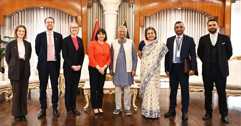প্রধান উপদেষ্টার সঙ্গে সিমা মালহোত্রা ও অন্যান্যরা